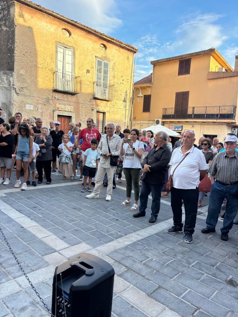 Zagarise, inaugurata la "Fontana del Verrino", opera offerta dall'artista alla sua città natale 4 WhatsApp Image 2026 07 08 at 14.46.38