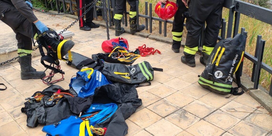 Donna precipita nella scarpata tra Vibo Marina e Pizzo: complesso intervento di soccorso, trasferita allo Jazzolino