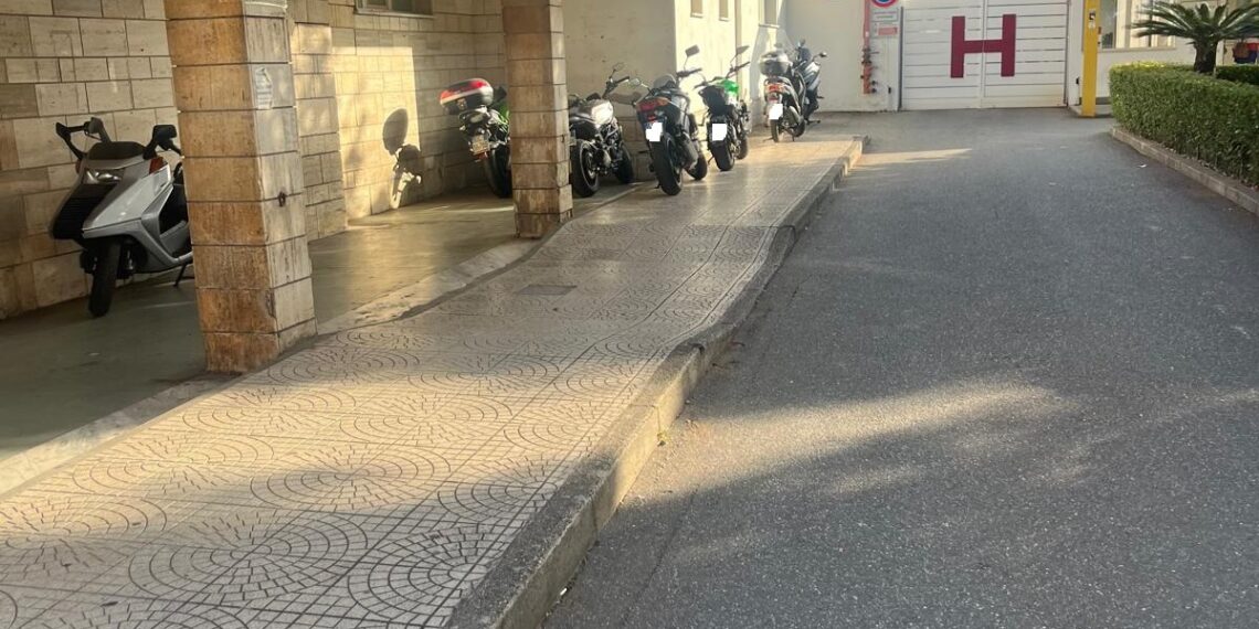 Vibo Valentia, serve una soluzione ai parcheggi dell’ospedale: marciapiedi e ingressi non possono diventare aree di sosta