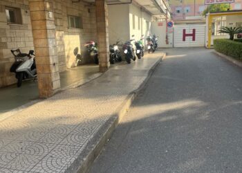 Vibo Valentia, serve una soluzione ai parcheggi dell’ospedale: marciapiedi e ingressi non possono diventare aree di sosta