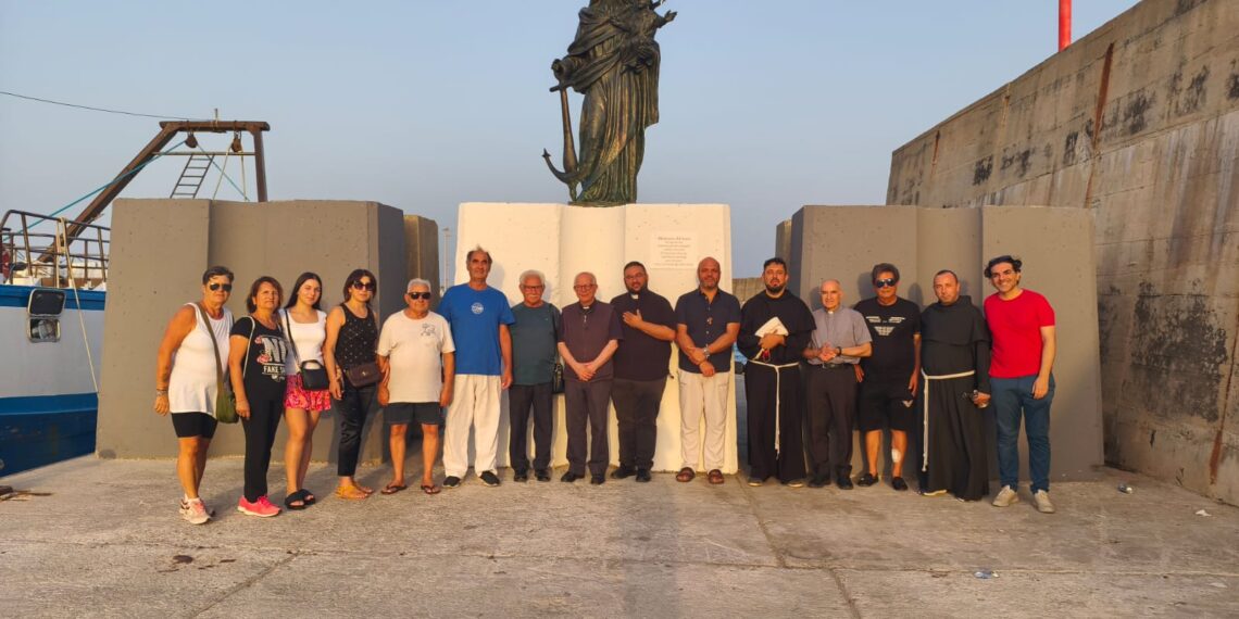 Mons. Cognetti vicario dell'arcivescovo Mons. Maniago benedice la Madonna del Verrino protettrice di marinai e pescatori 1 Mons. Cognetti vicario dell’arcivescovo Mons. Maniago benedice la Madonna del Verrino protettrice di marinai e pescatori