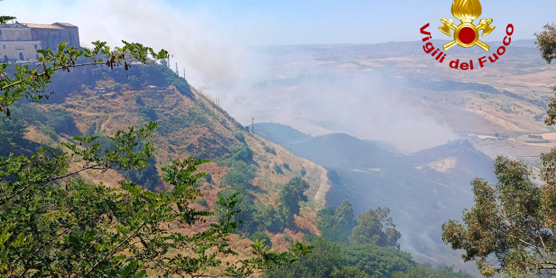 Un incendio ha lambito le case ad Altomonte