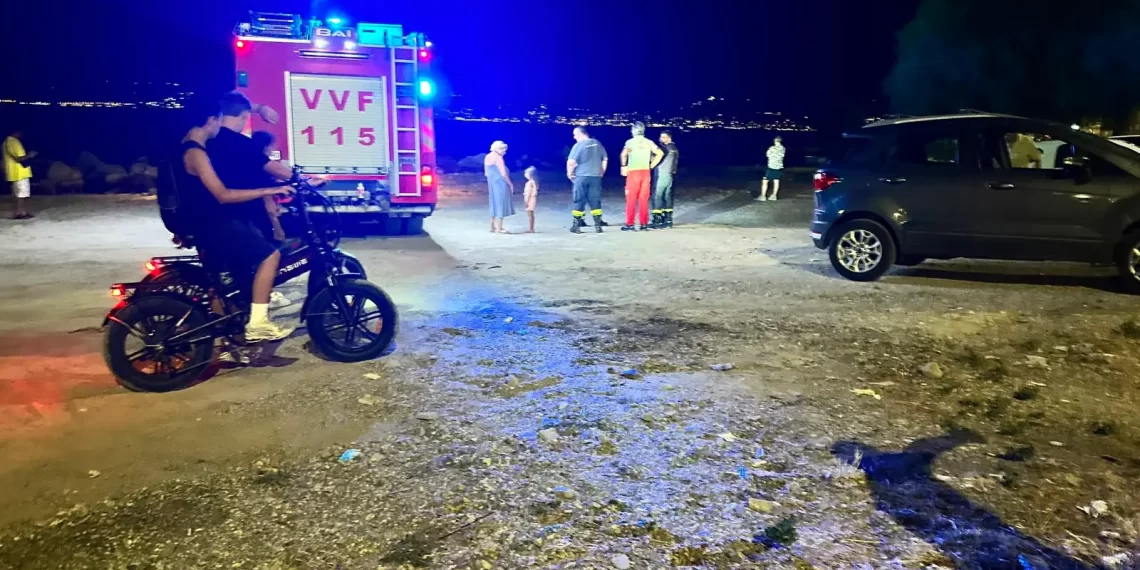 Barca si ribalta e due pescatori cadono in acqua, due ragazze sentono le urla e danno l’allarme