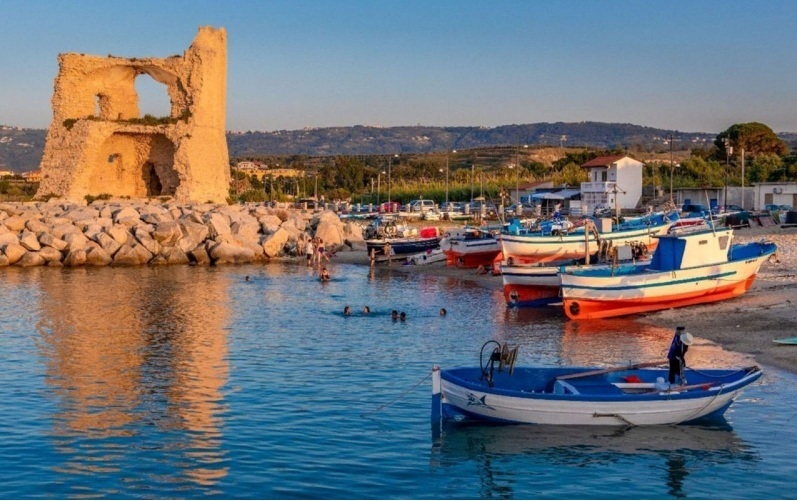 Un’estate d’aMARE: Briatico illumina la sua stagione culturale 2026 1 Un’estate d’aMARE: Briatico illumina la sua stagione culturale 2026