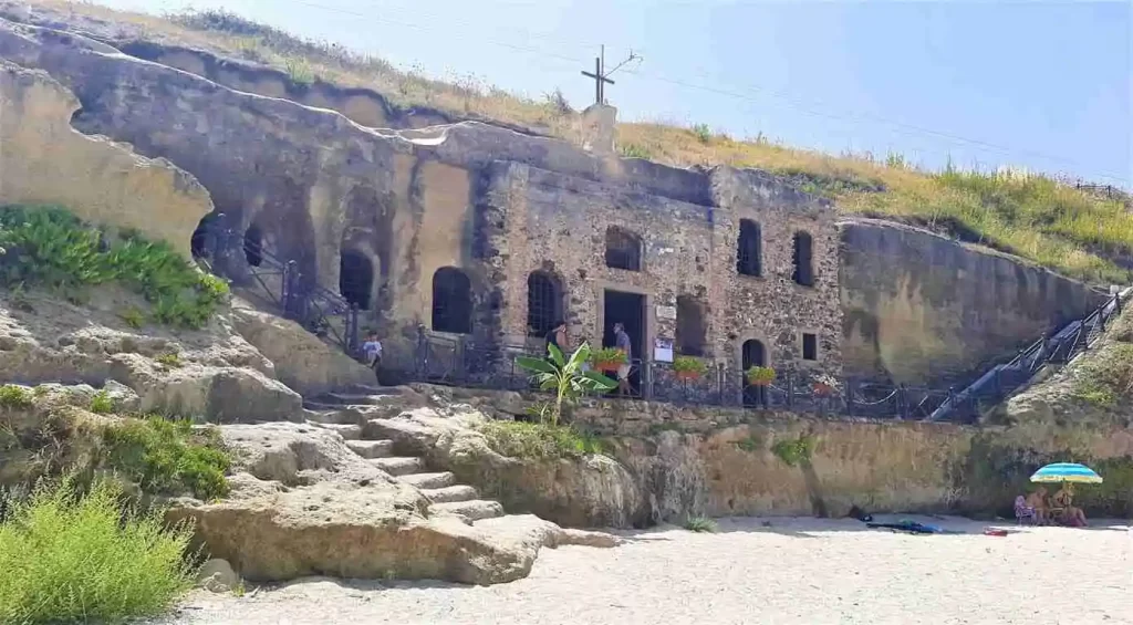 Pizzo, via libera al restauro della Chiesa di Piedigrotta: 1,85 milioni di euro per il monumento simbolo della Calabria 2 chiesetta di piedigrotta pizzo