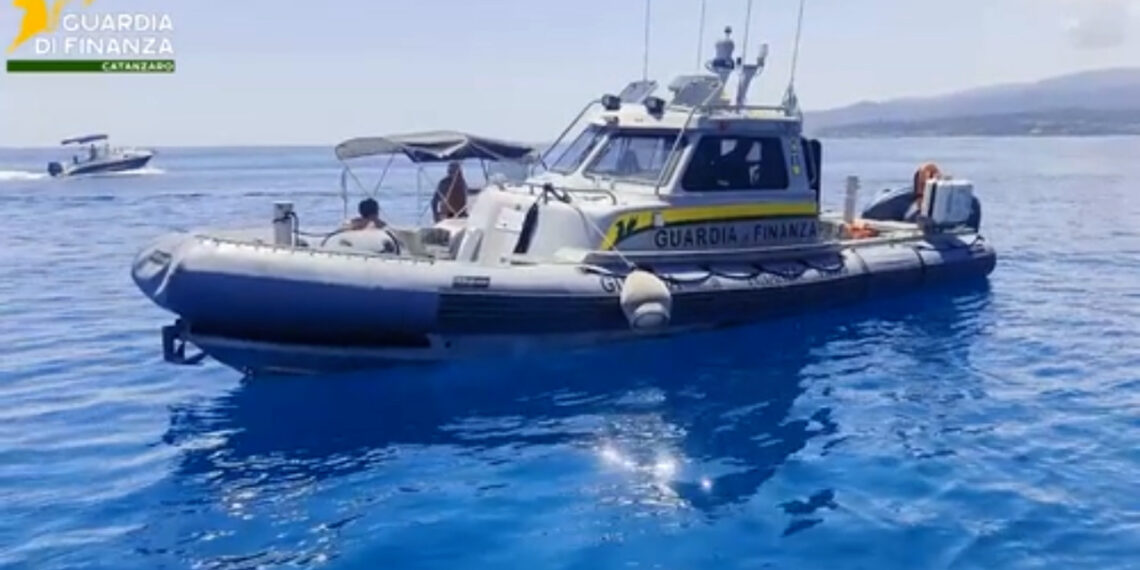 Controlli della Guardia di Finanza lungo tutto il litorale catanzarese (VIDEO) 1 Controlli della Guardia di Finanza lungo tutto il litorale catanzarese (VIDEO)