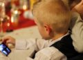 Il cellulare come babysitter: quando l’educazione viene sostituita da uno schermo