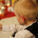 Il cellulare come babysitter: quando l’educazione viene sostituita da uno schermo