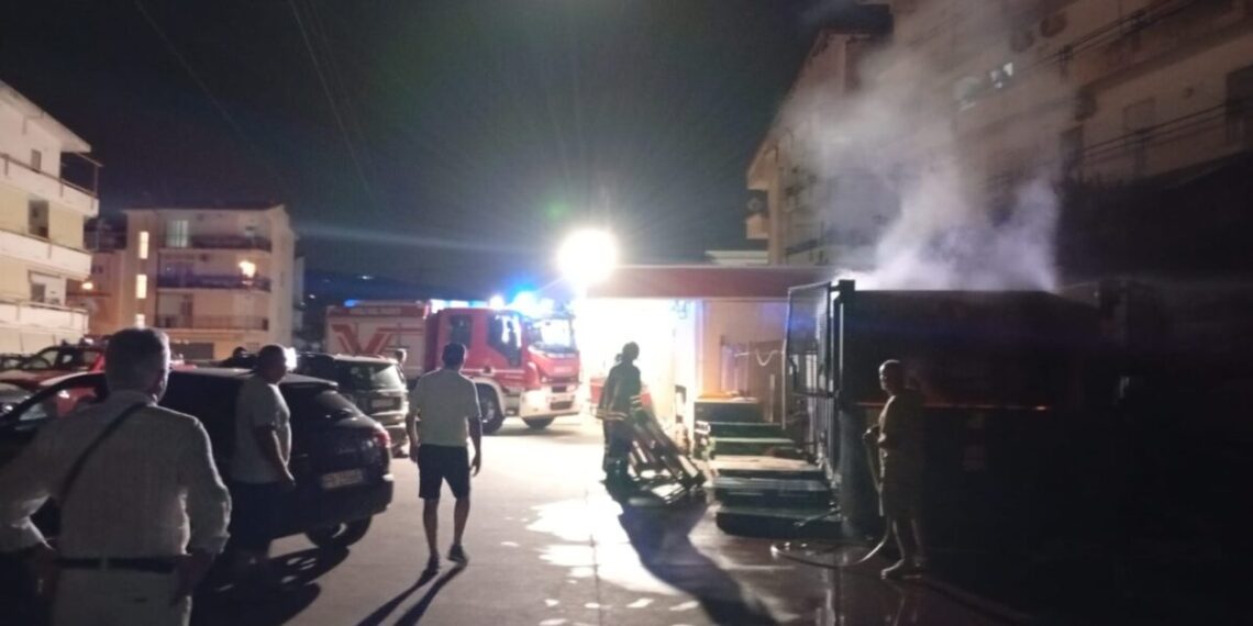 Ad Amantea incendio in un deposito di cartoni vuoti