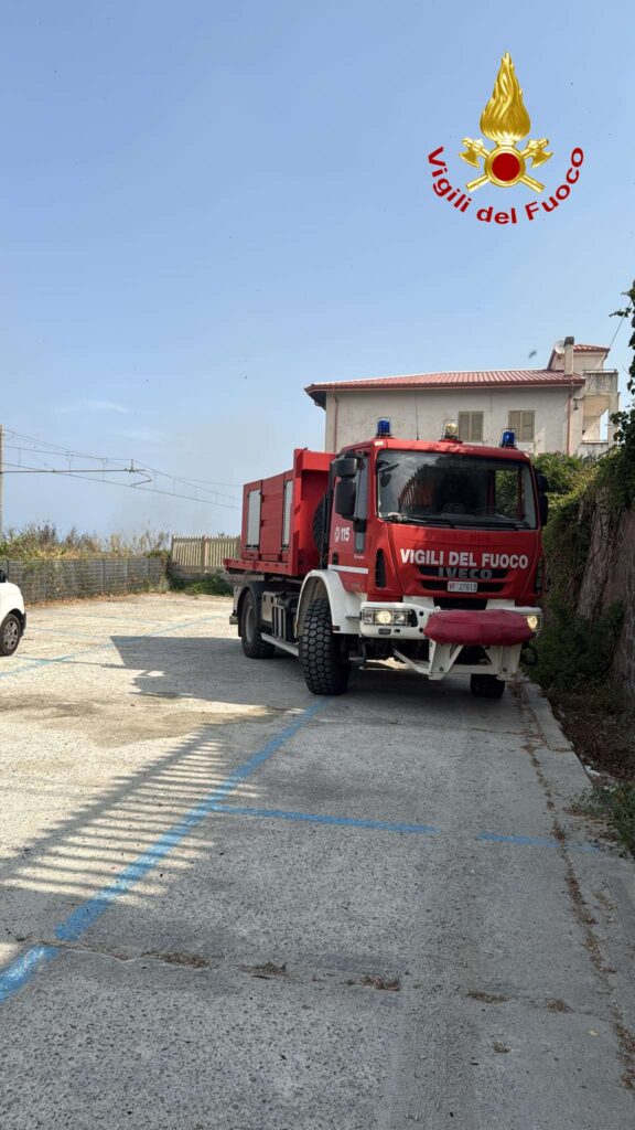 Vasto incendio a Zambrone: impegnati i Vigili del Fuoco di Vibo Valentia, bloccato il traffico ferroviario (FOTO) 3 incendio zambrone 2
