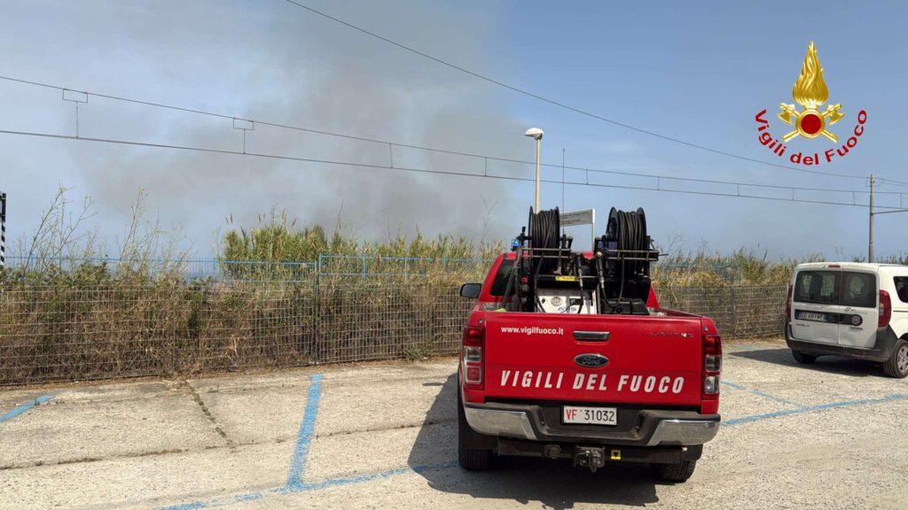 Vasto incendio a Zambrone: impegnati i Vigili del Fuoco di Vibo Valentia, bloccato il traffico ferroviario (FOTO) 5 incendio zambrone 3