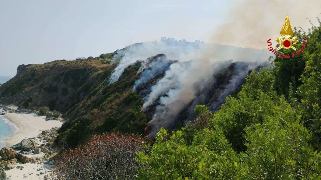 Vasto incendio a Zambrone: impegnati i Vigili del Fuoco di Vibo Valentia, bloccato il traffico ferroviario (FOTO) 9 incendio zambrone 6