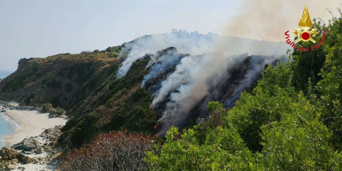 Vasto incendio a Zambrone: impegnati i Vigili del Fuoco di Vibo Valentia, bloccato il traffico ferroviario (FOTO) 1 Vasto incendio a Zambrone: impegnati i Vigili del Fuoco di Vibo Valentia, bloccato il traffico ferroviario (FOTO)