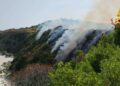 Vasto incendio a Zambrone: impegnati i Vigili del Fuoco di Vibo Valentia, bloccato il traffico ferroviario (FOTO)