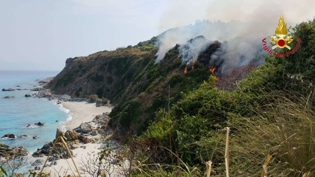 Vasto incendio a Zambrone: impegnati i Vigili del Fuoco di Vibo Valentia, bloccato il traffico ferroviario (FOTO) 8 incendio zambrone 7