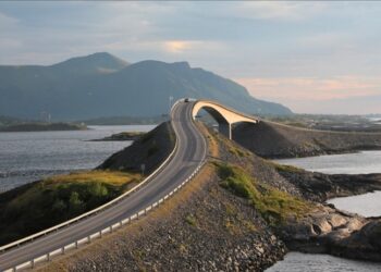 Atlantic Ocean Road, la strada che sfida il mare tra strade che salgono verso il cielo... e poi altre che scelgono il mare 5 Atlantic Ocean Road, la strada che sfida il mare tra strade che salgono verso il cielo… e poi altre che scelgono il mare