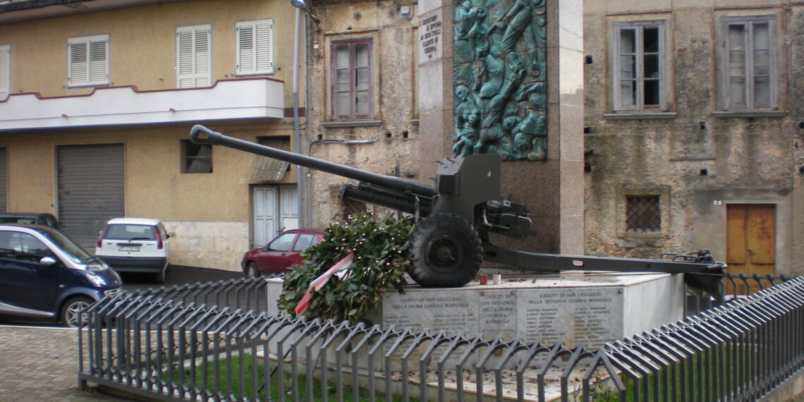 Monumento ai Caduti di San Gregorio d'Ippona, intervengono i figli dello scultore Farfaglia: «Nostro padre voleva il cannone rimosso» 1 Monumento ai Caduti di San Gregorio d’Ippona, intervengono i figli dello scultore Farfaglia: «Nostro padre voleva il cannone rimosso»