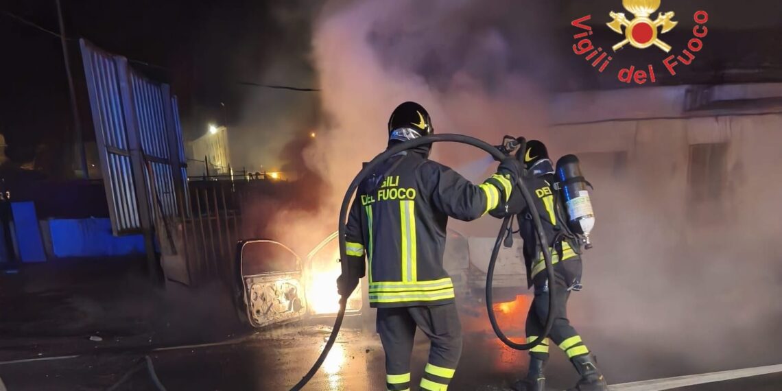 Un'auto prende fuoco dopo essere andata a sbattere contro un muretto (VIDEO) 1 Un’auto prende fuoco dopo essere andata a sbattere contro un muretto (VIDEO)