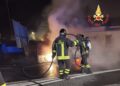 Un’auto prende fuoco dopo essere andata a sbattere contro un muretto (VIDEO)