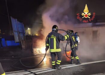 Un’auto prende fuoco dopo essere andata a sbattere contro un muretto (VIDEO)