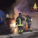Un'auto prende fuoco dopo essere andata a sbattere contro un muretto (VIDEO) 10 Un’auto prende fuoco dopo essere andata a sbattere contro un muretto (VIDEO)