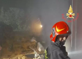 Incendio di un autotreno sulla A2, disagi alla circolazione
