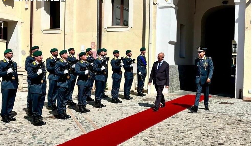 Il Prefetto di Catanzaro, Clemente Di Nuzzo, ha reso visita alle Fiamme Gialle nella caserma del Comando Provinciale 1 Il Prefetto di Catanzaro, Clemente Di Nuzzo, ha reso visita alle Fiamme Gialle nella caserma del Comando Provinciale