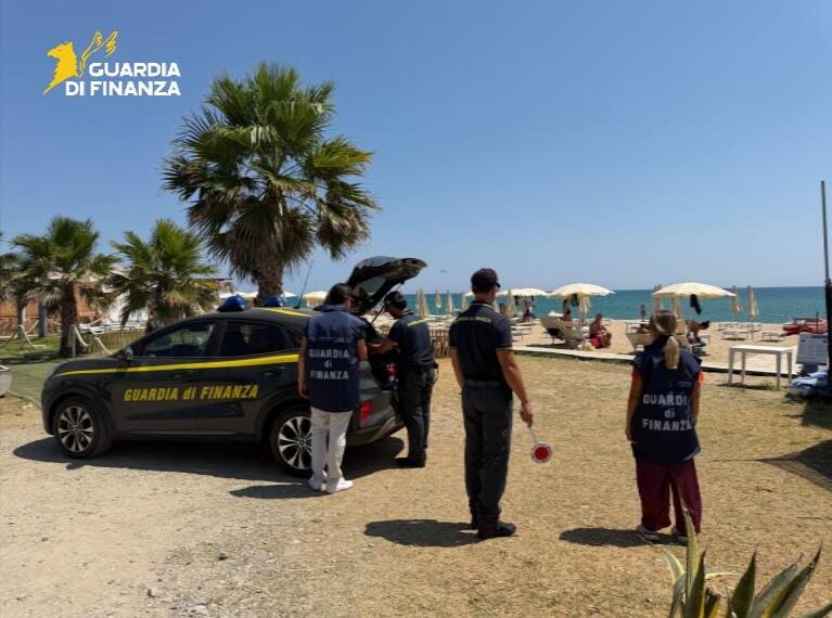 Controlli dei militari della Sezione Operativa di Crotone a tutela del demanio marittimo 1 Controlli dei militari della Sezione Operativa di Crotone a tutela del demanio marittimo