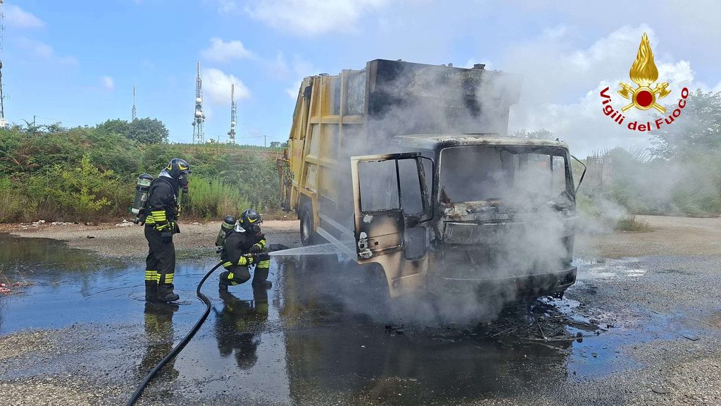Monte Poro, incendio di un autocompattatore: intervento dei Vigili del Fuoco 3 1wtmk 5