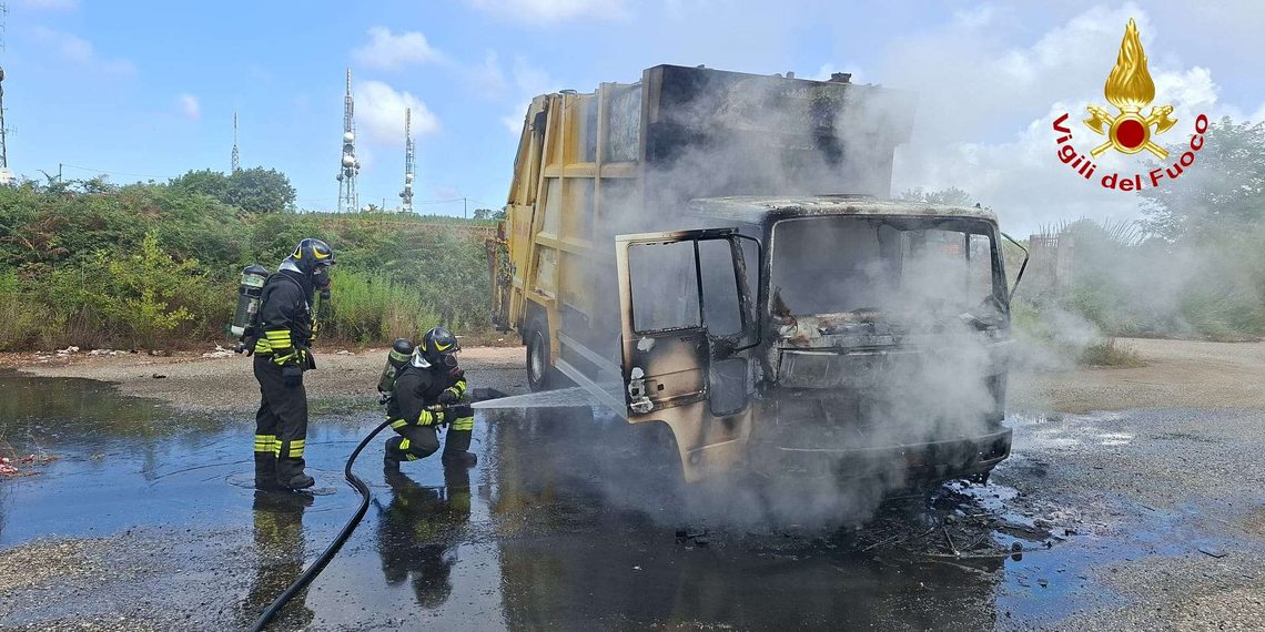 Monte Poro, incendio di un autocompattatore: intervento dei Vigili del Fuoco 1 Monte Poro, incendio di un autocompattatore: intervento dei Vigili del Fuoco