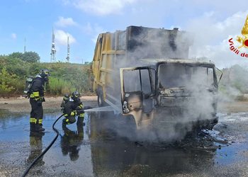 Monte Poro, incendio di un autocompattatore: intervento dei Vigili del Fuoco