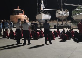 Nuovo sbarco di migranti a Roccella Jonica (VIDEO) 4 Nuovo sbarco di migranti a Roccella Jonica (VIDEO)