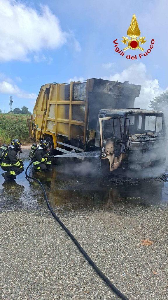 Monte Poro, incendio di un autocompattatore: intervento dei Vigili del Fuoco 4 2wtmk 4