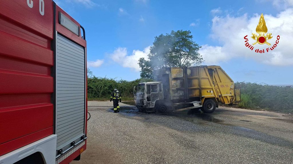 Monte Poro, incendio di un autocompattatore: intervento dei Vigili del Fuoco 2 3wtmk 2
