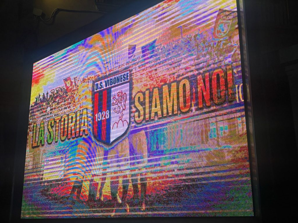 Calcio, la Vibonese si presenta alla città e Piazza Diaz si tinge di rossoblù (VIDEO) 5 777098543 18096606626388678 2260322948715162386 n