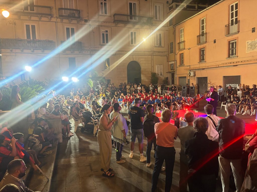 Calcio, la Vibonese si presenta alla città e Piazza Diaz si tinge di rossoblù (VIDEO) 4 777297809 18096606566388678 1869227312145959524 n