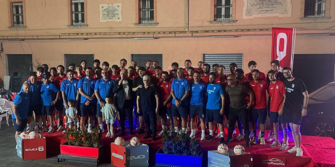 Calcio, la Vibonese si presenta alla città e Piazza Diaz si tinge di rossoblù (VIDEO) 1 Calcio, la Vibonese si presenta alla città e Piazza Diaz si tinge di rossoblù (VIDEO)