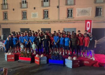 Calcio, la Vibonese si presenta alla città e Piazza Diaz si tinge di rossoblù (VIDEO) 4 Calcio, la Vibonese si presenta alla città e Piazza Diaz si tinge di rossoblù (VIDEO)