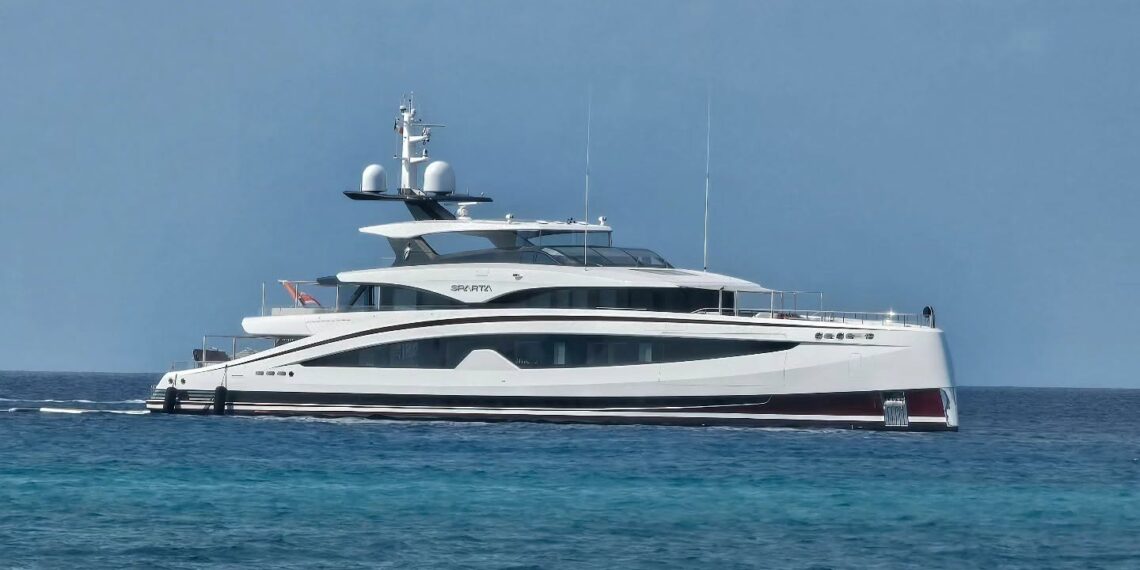 Il superyacht Sparta dell'oligarca russo Leonid Fedun alla fonda davanti a Tropea 1 Il superyacht Sparta dell’oligarca russo Leonid Fedun alla fonda davanti a Tropea
