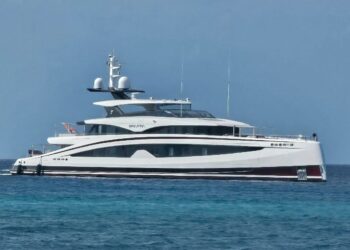 Il superyacht Sparta dell’oligarca russo Leonid Fedun alla fonda davanti a Tropea