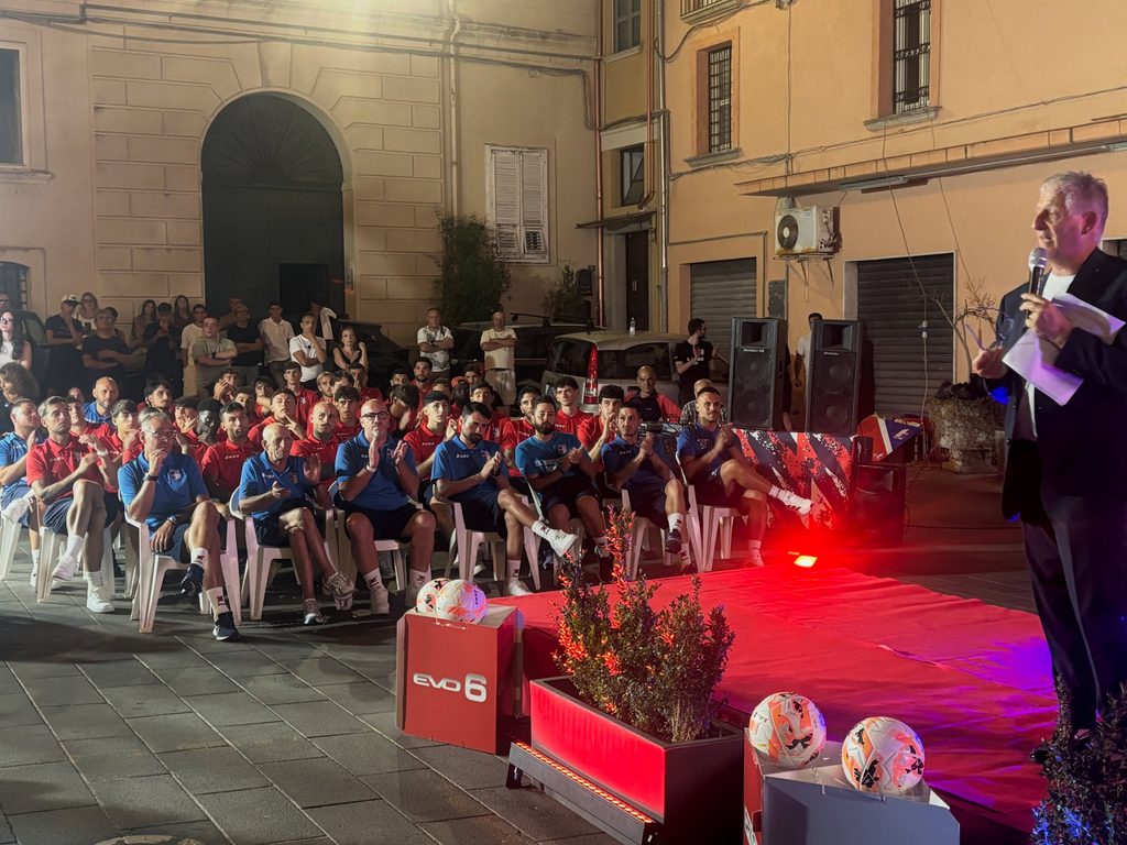 Calcio, la Vibonese si presenta alla città e Piazza Diaz si tinge di rossoblù (VIDEO) 2 780581105 18096606596388678 8123870137947891898 n