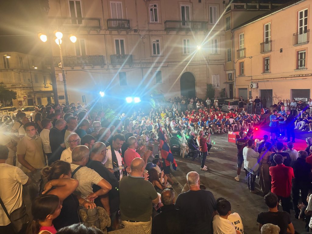 Calcio, la Vibonese si presenta alla città e Piazza Diaz si tinge di rossoblù (VIDEO) 6 780709325 18096606641388678 6496960964316101351 n