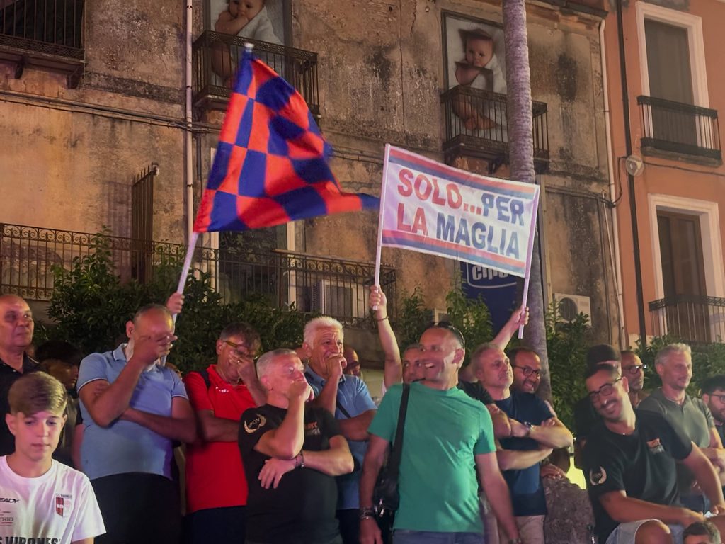 Calcio, la Vibonese si presenta alla città e Piazza Diaz si tinge di rossoblù (VIDEO) 3 780748554 18096606575388678 3263668489802928416 n
