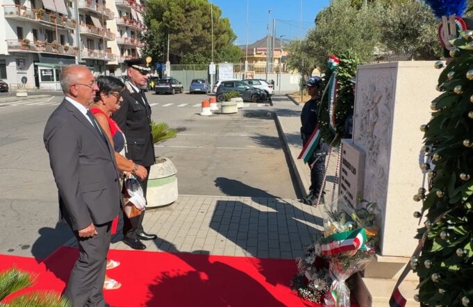 A Soverato e Satriano ricordato l’Appuntato Scelto Renato Lio, decorato di Medaglia d’Oro al Valor Civile e vittima del dovere 1 A Soverato e Satriano ricordato l’Appuntato Scelto Renato Lio, decorato di Medaglia d’Oro al Valor Civile e vittima del dovere