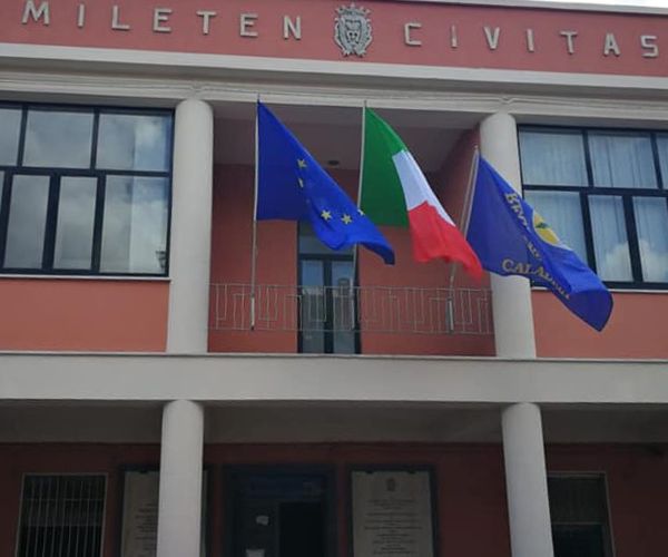 Mileto si ferma davanti alla tragedia del B&B: il sindaco proclama il lutto cittadino. Iniziative civili sospese fino a domenica 1 Mileto si ferma davanti alla tragedia del B&B: il sindaco proclama il lutto cittadino. Iniziative civili sospese fino a domenica