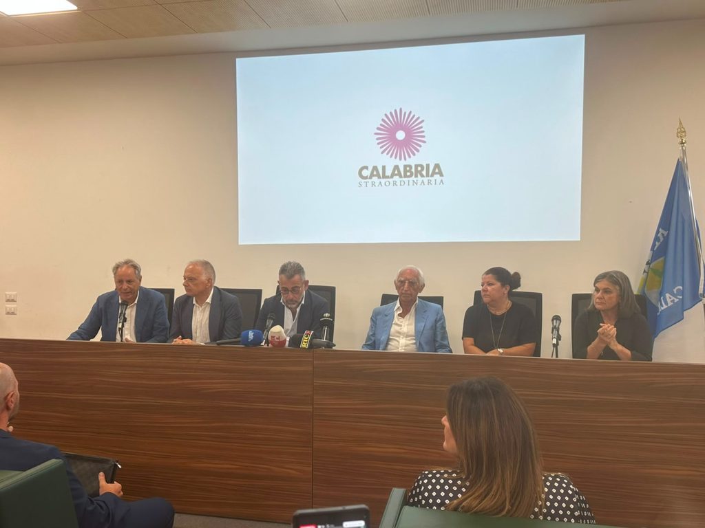Presentato alla Cittadella Regionale "Dalle Mura al Cielo – Storie Prelibate": il 28 e 29 agosto a Belvedere Marittimo 2 DALLEMURAALCIELO 250826 1