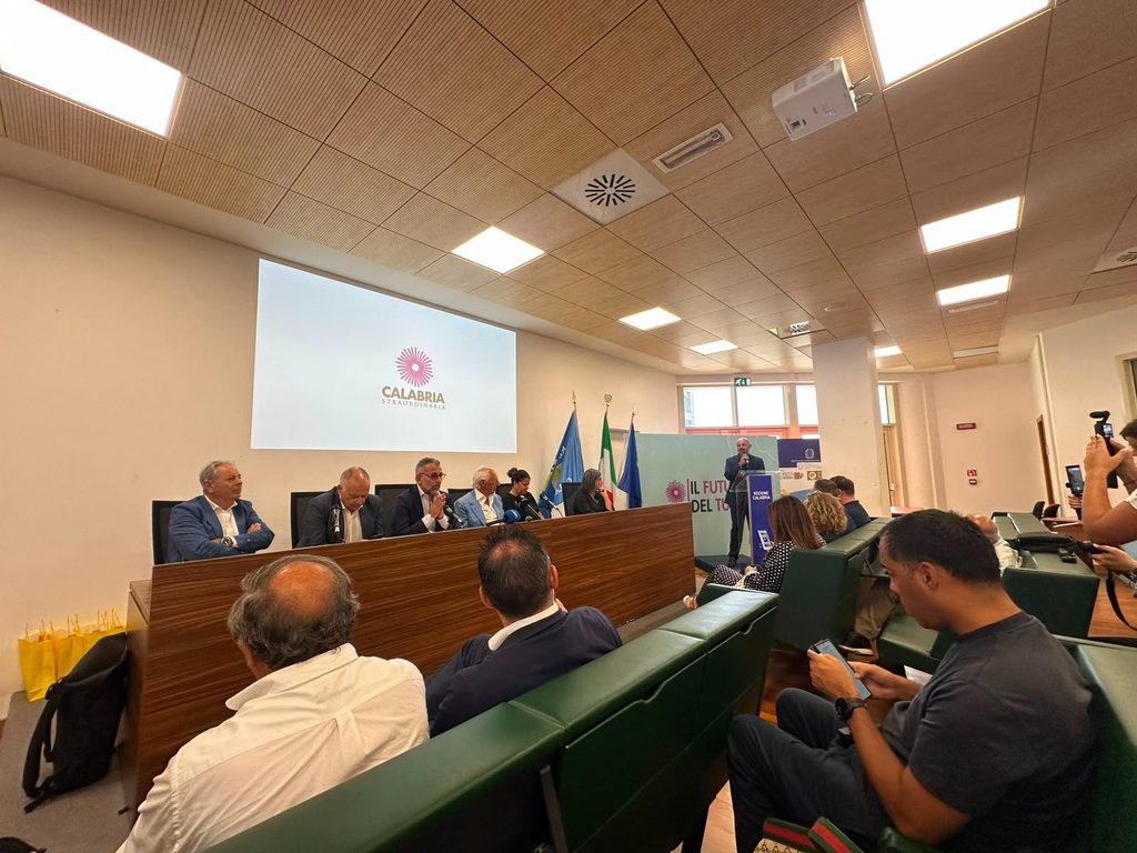 Presentato alla Cittadella Regionale "Dalle Mura al Cielo – Storie Prelibate": il 28 e 29 agosto a Belvedere Marittimo 4 DALLEMURAALCIELO 250826 7