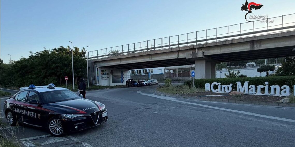 Non si ferma all’alt dei Carabinieri e tenta di speronare l'auto della pattuglia dopo un inseguimento sulla SS 106 1 Non si ferma all’alt dei Carabinieri e tenta di speronare l’auto della pattuglia dopo un inseguimento sulla SS 106