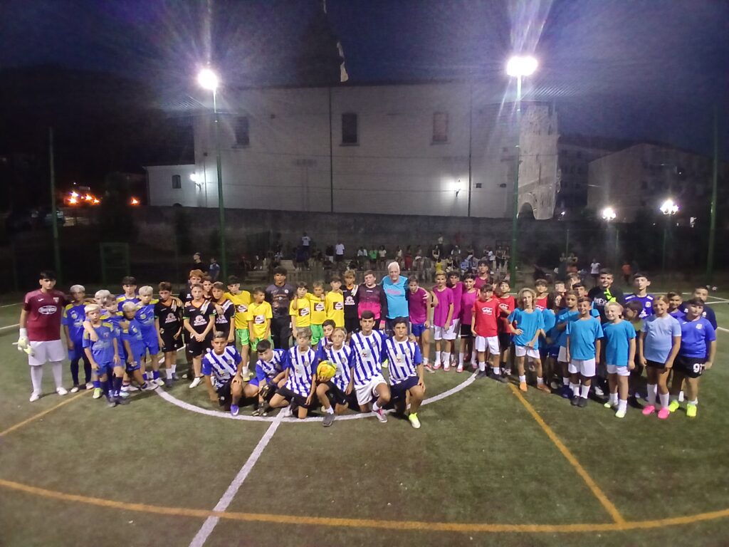 Foto di alcuni ragazzi con Francesco Repice.jpg