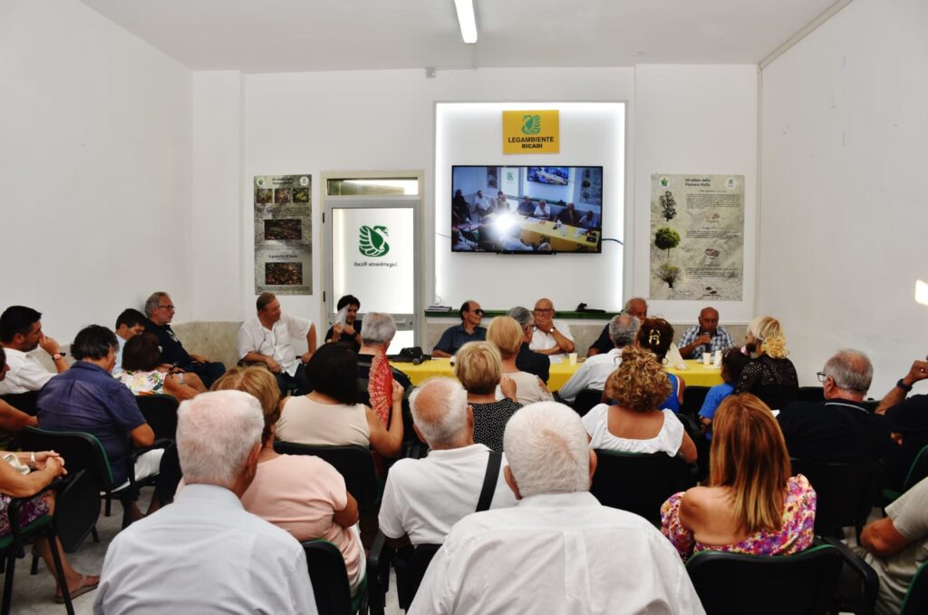 Presentato presso la sede del Circolo Legambiente Ricadi l’ultimo libro di Michele Furchì 4 IMG 20260813 WA0073